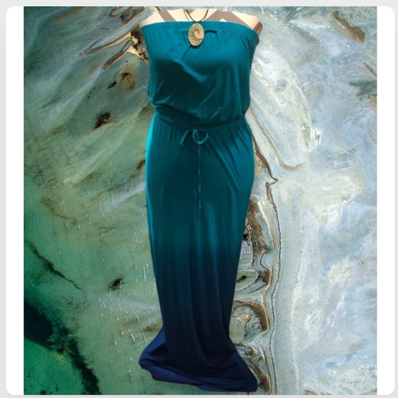 Only $5 Dollars when Bundled!!!! 👻✅ 👗💋🎉 Beautiful Strapless blue ombré dress - Picture 2 of 6